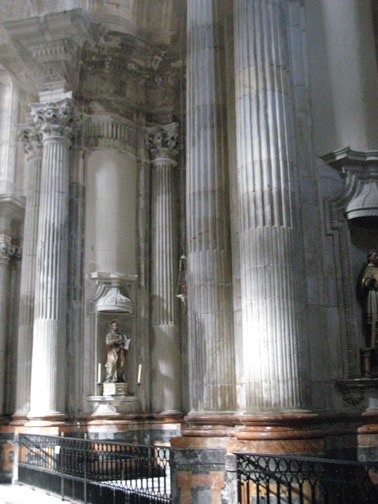 Inside the Catedral de C&aacute;diz