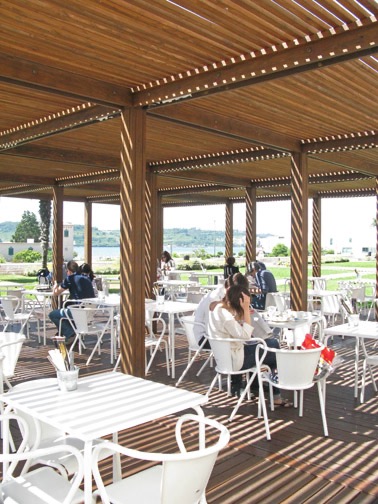 A caf&eacute; on the plaza outside Museu Berardo.